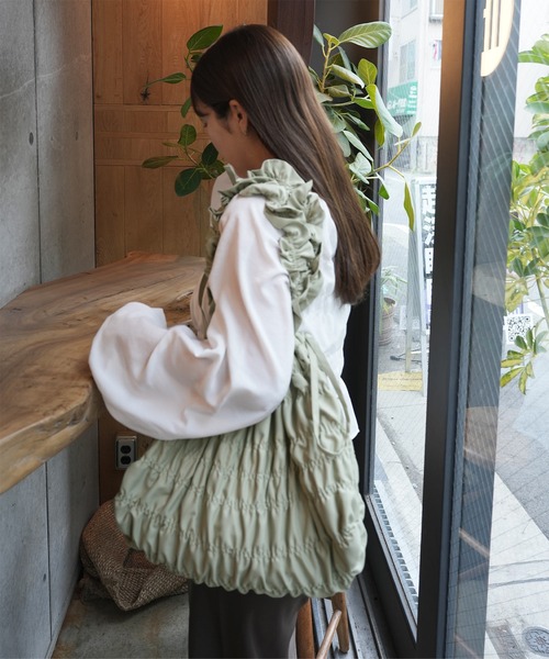 KOBE LETTUCE（コウベレタス）の「[ yuiさんコラボ ] シャーリングバッグ（トートバッグ・レディース・アイボリー/ベージュ/グリーン/ブラック・F）」の19枚目の写真