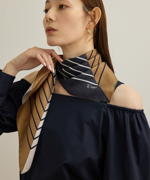 ROPE'（ロペ）の「ストライプパターンシルクスカーフ（バンダナ/スカーフ・レディース・ブラック/サックスブルー・FREE）」の4枚目の写真