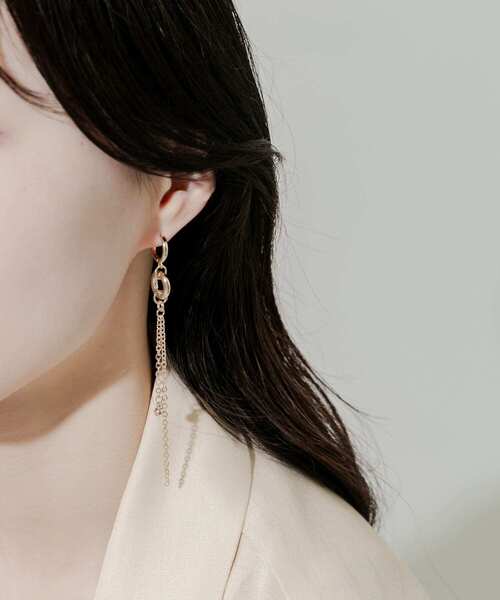 SMELLY(スメリー)の「メタルサークルロングチェーンピアス(ピアス(両耳用)・レディース・ゴールド・-)」の4枚目の写真