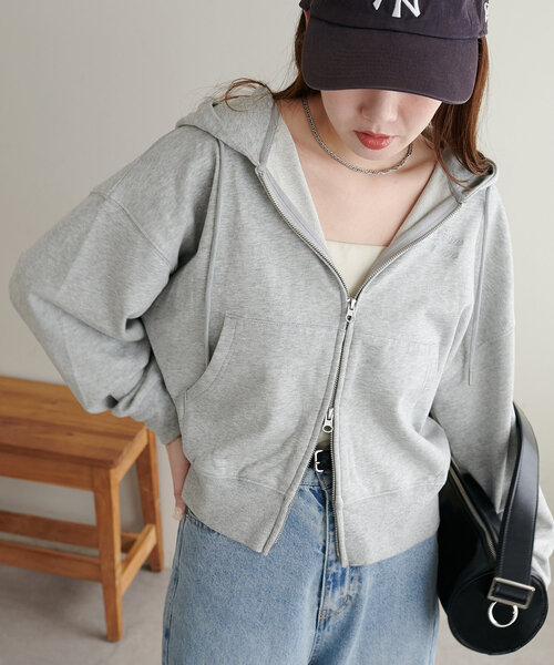 DISCOAT（ディスコート）の「刺繍ロゴショート丈ジップパーカー（パーカー・レディース・ネイビー/ライトグレー/アイボリー・FREE）」の11枚目の写真