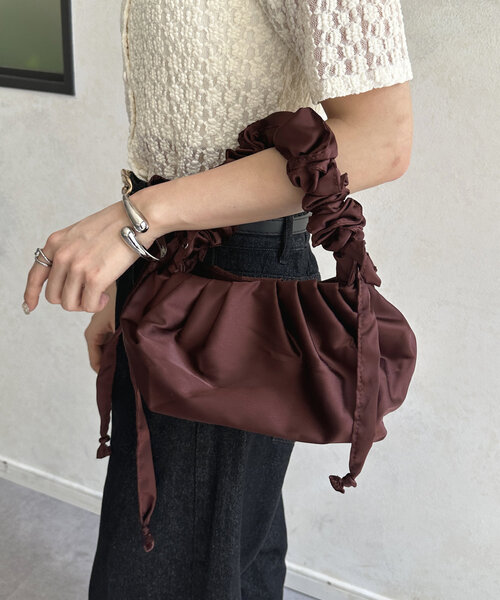 Thevon（ゼボン）の「タックサテンバッグ（トートバッグ・レディース・アイボリー/ブラウン/イエロー・FREE）」の2枚目の写真