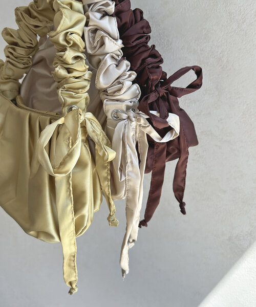 Thevon（ゼボン）の「タックサテンバッグ（トートバッグ・レディース・アイボリー/ブラウン/イエロー・FREE）」の3枚目の写真