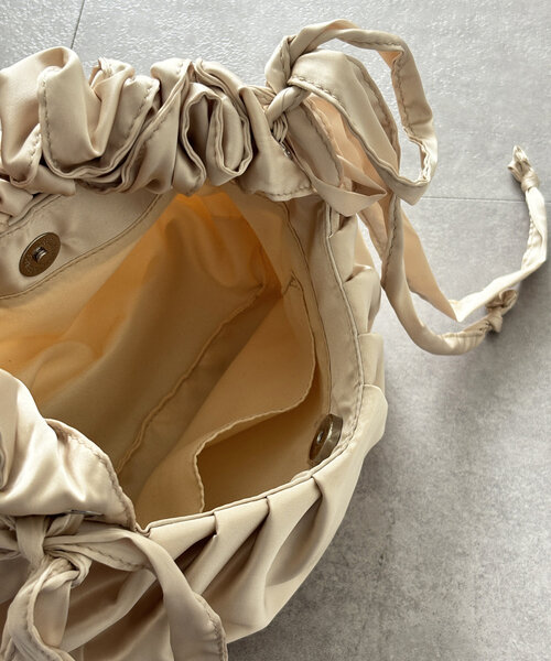 Thevon（ゼボン）の「タックサテンバッグ（トートバッグ・レディース・アイボリー/ブラウン/イエロー・FREE）」の14枚目の写真