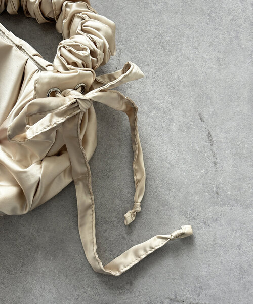 Thevon（ゼボン）の「タックサテンバッグ（トートバッグ・レディース・アイボリー/ブラウン/イエロー・FREE）」の13枚目の写真