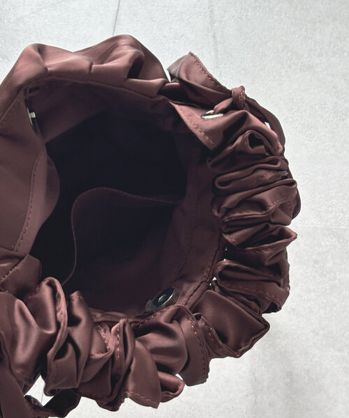 Thevon（ゼボン）の「タックサテンバッグ（トートバッグ・レディース・アイボリー/ブラウン/イエロー・FREE）」の8枚目の写真