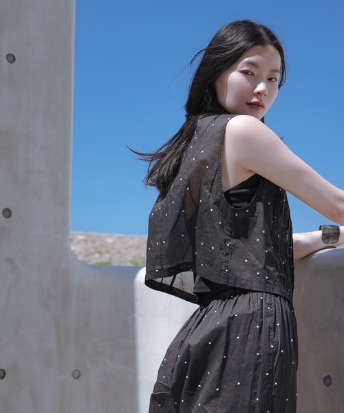 URBAN RESEARCH（アーバンリサーチ）の「new basic　オーガンジードットピンタックベスト（ベスト・レディース・ブラック/ブラウン・FREE）」の4枚目の写真