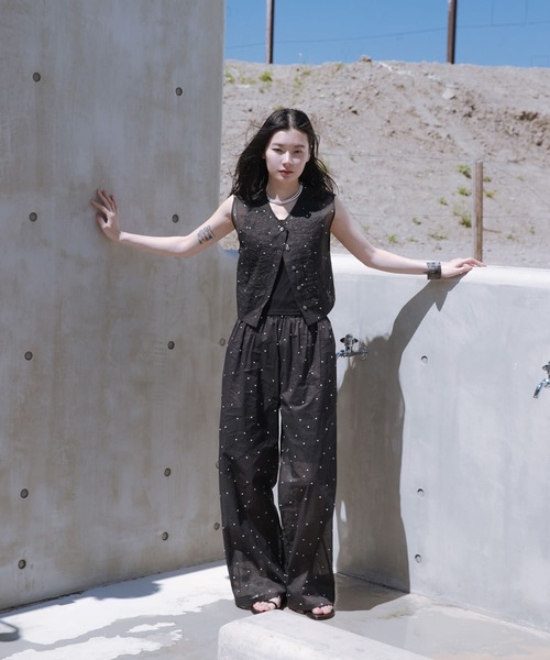 URBAN RESEARCH（アーバンリサーチ）の「new basic　オーガンジードットピンタックベスト（ベスト・レディース・ブラック/ブラウン・FREE）」の5枚目の写真