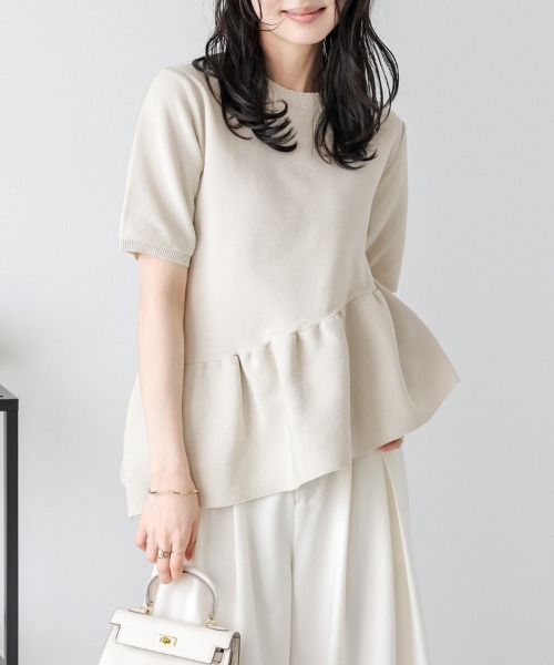 La-gemme(ラジェム)の「アシンメトリーペプラムニットトップス(ニット/セーター・レディース・ブラック/ピンク/ベージュ/イエロー/ホワイト・フリー)」の1枚目の写真
