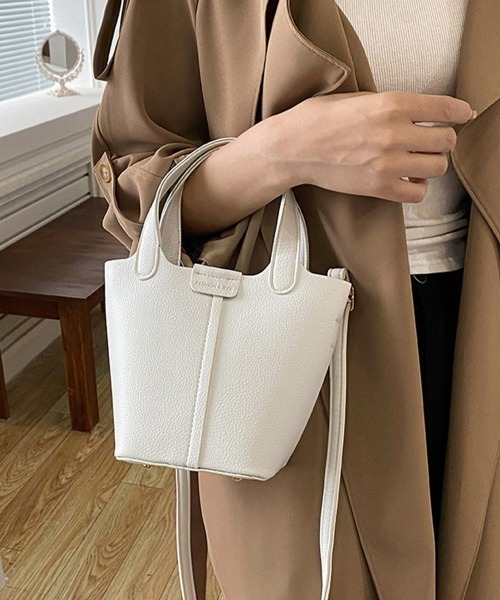 NANEA（ナネア）の「ポーチ付きバケツ型合成皮革ショルダー/ハンドバッグ（ショルダーバッグ・レディース・ブラック/グリーン/ライム/ピンク/ホワイト・フリー）」の2枚目の写真