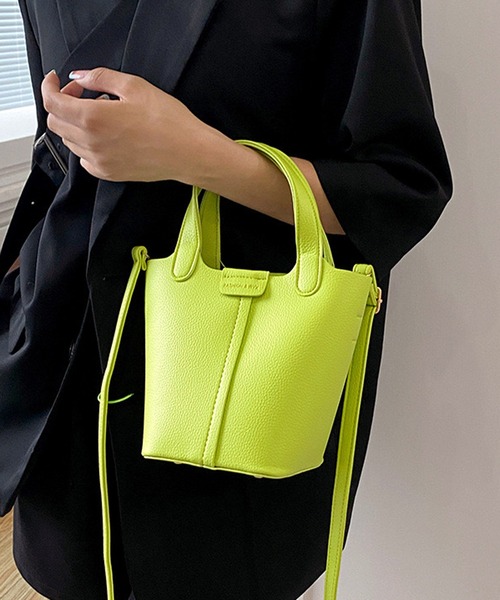 NANEA（ナネア）の「ポーチ付きバケツ型合成皮革ショルダー/ハンドバッグ（ショルダーバッグ・レディース・ブラック/グリーン/ライム/ピンク/ホワイト・フリー）」の4枚目の写真