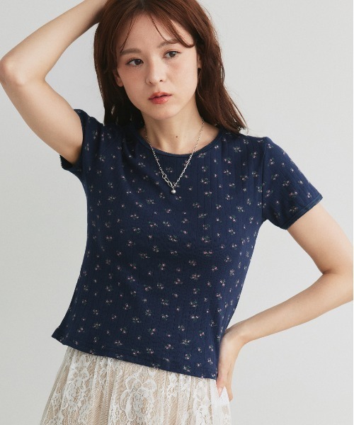 ad thie(アドティエ)の「小花柄 針抜き コンパクトトップス(Tシャツ/カットソー・レディース・オートミール/ネイビー/オフホワイト・FREE)」の3枚目の写真