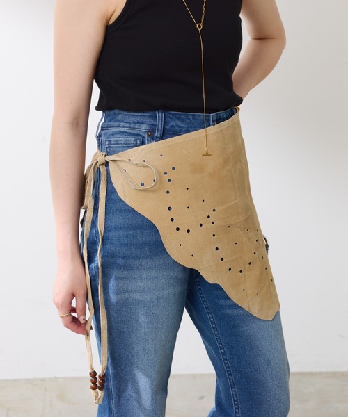 COLLAGE GALLARDAGALANTE（コラージュガリャルダガランテ）の「Q.anos/パンチングレザー（ベルト・レディース・ベージュ・FREE）」の4枚目の写真