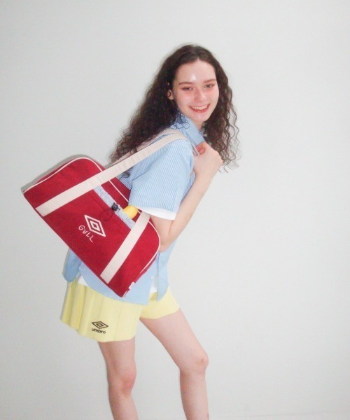 common gull products.(コモンガルプロダクツ)の「umbro×common gull products.かまぼこバッグ(ボストンバッグ・レディース・レッド系/ネイビー系・フリー)」の4枚目の写真