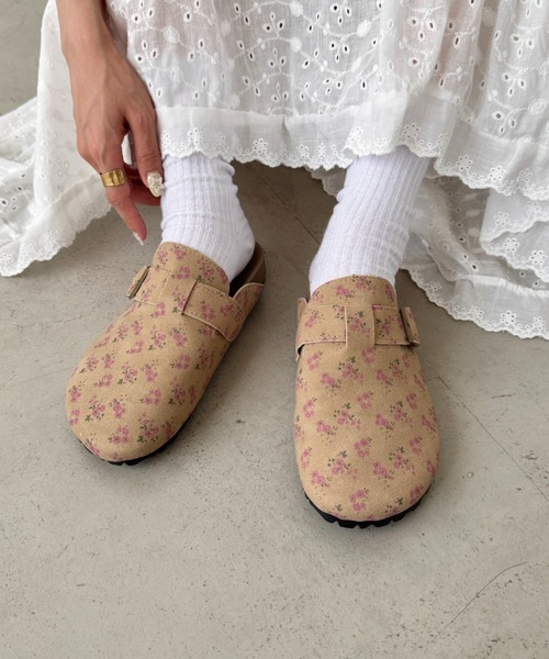 SOLLON.（ソルロン）の「小花柄クロッグシューズ（スリッポン・レディース・アイボリー/ベージュ・23.5cm/24.5cm）」の2枚目の写真
