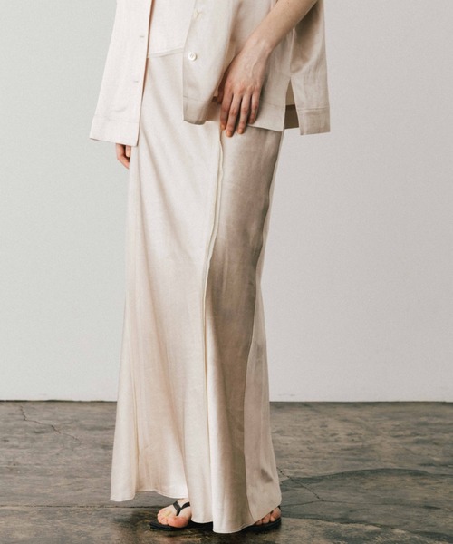 CREDONA(クレドナ)の「ACETATE LINEN SATIN SKIRT/アセテートリーンサテンスカート(スカート・レディース・ブラック/ホワイト・0/1)」の1枚目の写真