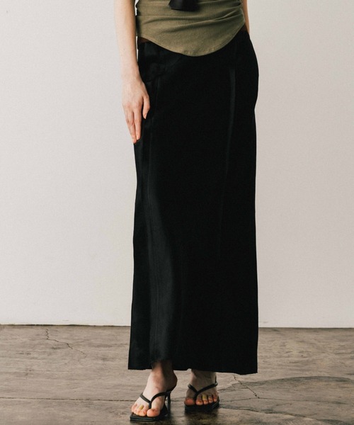 CREDONA(クレドナ)の「ACETATE LINEN SATIN SKIRT/アセテートリーンサテンスカート(スカート・レディース・ブラック/ホワイト・0/1)」の3枚目の写真