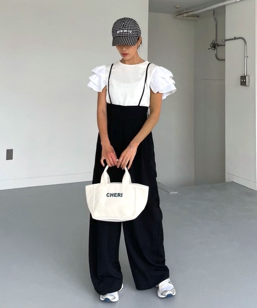 CHERI since1985（シェリ）の「クレープタックワイドサロペットパンツ（サロペット/オーバーオール・レディース・グレイッシュベージュ/ブラック・FREE）」の2枚目の写真