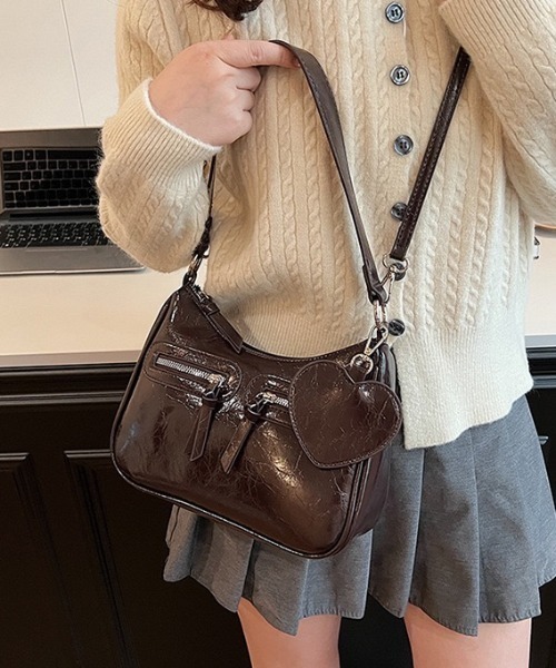 yuue' ( wear )(ユーイ)の「2WAYハートチャームショルダーバッグ(ショルダーバッグ・レディース・ブラック/アイボリー/ダークブラウン・FREE)」の1枚目の写真