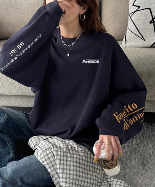 Java(ジャバ)の「《JaVaジャバコラボ》抜け感纏い、センスで遊ぶ。ロゴ袖刺繍&グラフィック裏起毛プルオーバー(スウェット・レディース・杢グレー/ブラウン/オートミール/ネイビー/チャコール・X-LARGE/SMALL/MEDIUM/LARGE)」の1枚目の写真