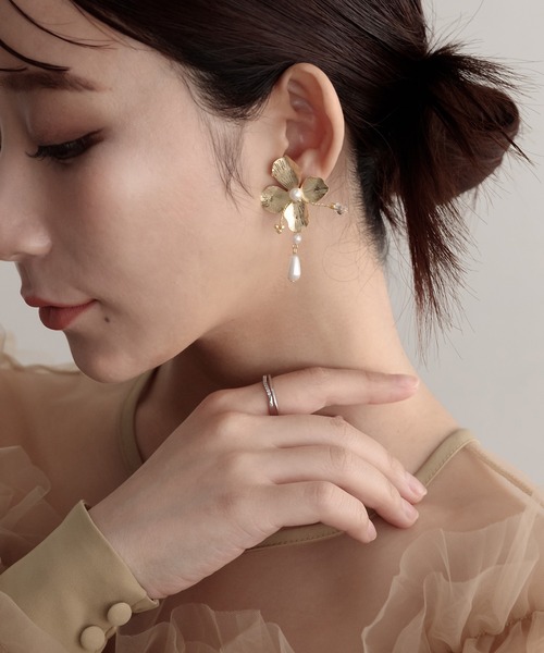 epic day（エピックデイ）の「メタルフラワーイヤリング（イヤリング・レディース・シルバー/ゴールド・F）」の13枚目の写真