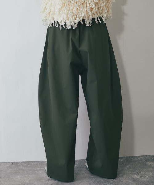 ANOTHER S（アナザーエス）の「ミリタリーツイルサイドタックコクーンパンツ（チノパンツ・レディース・ブラック/アイボリー/ダークグリーン・FREE）」の15枚目の写真