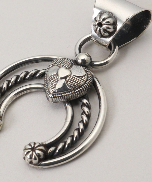 Spick & Span(スピックアンドスパン)の「ERICKA NICOLAS BEGAY/エリッカ ニコラス ビゲイ NAJA3(チャーム・レディース・シルバー・FREE)」の4枚目の写真