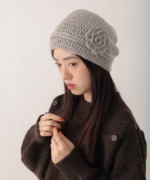 Heather(ヘザー)の「フラワーニットビーニー 602807(ニットキャップ/ビーニー・レディース・グレー/アイボリー・ONE SIZE)」の1枚目の写真