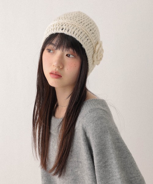 Heather(ヘザー)の「フラワーニットビーニー 602807(ニットキャップ/ビーニー・レディース・グレー/アイボリー・ONE SIZE)」の2枚目の写真