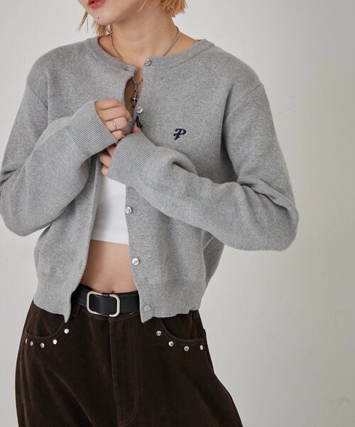 WHO'S WHO gallery（フーズフーギャラリー）の「ワンポイントクルーカーデ（カーディガン/ボレロ・レディース・グレー/ブラック/アイボリー/ホワイト/レッド/ネイビー・FREE）」の5枚目の写真