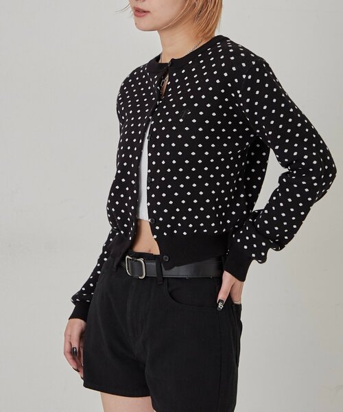 WHO'S WHO gallery（フーズフーギャラリー）の「ワンポイントクルーカーデ（カーディガン/ボレロ・レディース・グレー/ブラック/アイボリー/ホワイト/レッド/ネイビー・FREE）」の11枚目の写真