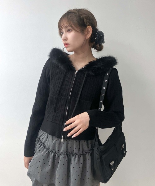 AS KNOW AS plus(アズノゥアズプラス)の「♪エコファーフード ポケット付き ケーブル編み Wジップファスナーカーディガン(カーディガン/ボレロ・レディース・アイボリー/ブラック/シルバー・FREE)」の2枚目の写真