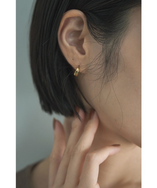 marjour（マージュール）の「［SILVER POST］MINIMAL HOOP PIERCE（ピアス（両耳用）・レディース・ゴールド/シルバー・FREE）」の2枚目の写真