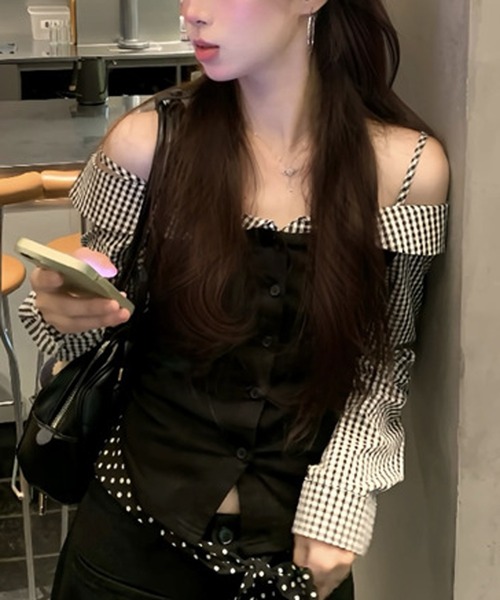 CERCA(チェルカ)の「Nia(ニア)/オフショルダー バイカラーチェックブラウス(シャツ/ブラウス・レディース・ブラック・LARGE/SMALL)」の3枚目の写真