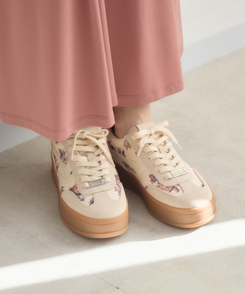 STEVE MADDEN(スティーブマデン)の「STEVE MADDEN OFF-TRACK FLORAL MUL フラワーキャンバススニーカー(スニーカー・レディース・アイボリー・MEDIUM/LARGE/SMALL)」の1枚目の写真