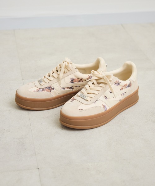 STEVE MADDEN(スティーブマデン)の「STEVE MADDEN OFF-TRACK FLORAL MUL フラワーキャンバススニーカー(スニーカー・レディース・アイボリー・MEDIUM/LARGE/SMALL)」の2枚目の写真