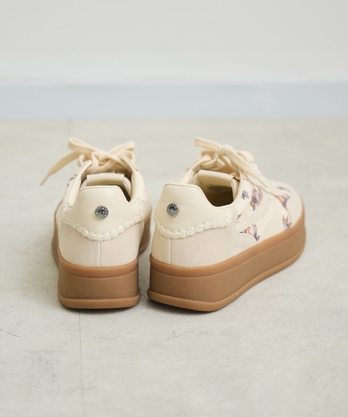 STEVE MADDEN(スティーブマデン)の「STEVE MADDEN OFF-TRACK FLORAL MUL フラワーキャンバススニーカー(スニーカー・レディース・アイボリー・MEDIUM/LARGE/SMALL)」の3枚目の写真