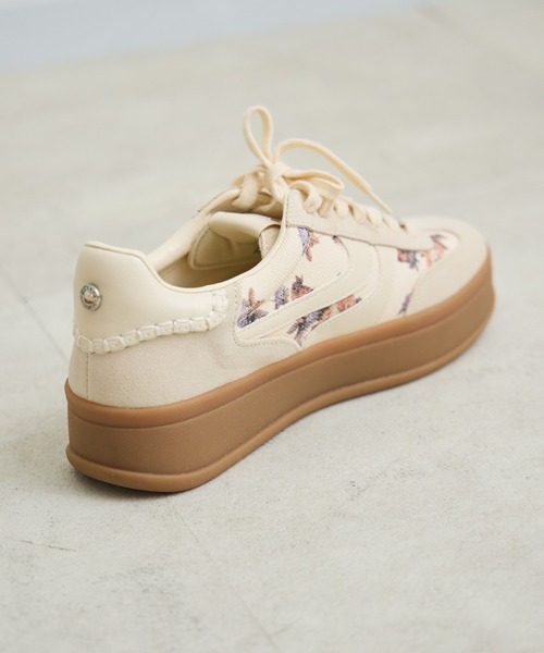 STEVE MADDEN(スティーブマデン)の「STEVE MADDEN OFF-TRACK FLORAL MUL フラワーキャンバススニーカー(スニーカー・レディース・アイボリー・MEDIUM/LARGE/SMALL)」の5枚目の写真