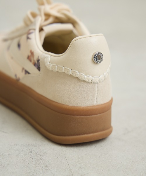 STEVE MADDEN(スティーブマデン)の「STEVE MADDEN OFF-TRACK FLORAL MUL フラワーキャンバススニーカー(スニーカー・レディース・アイボリー・MEDIUM/LARGE/SMALL)」の7枚目の写真