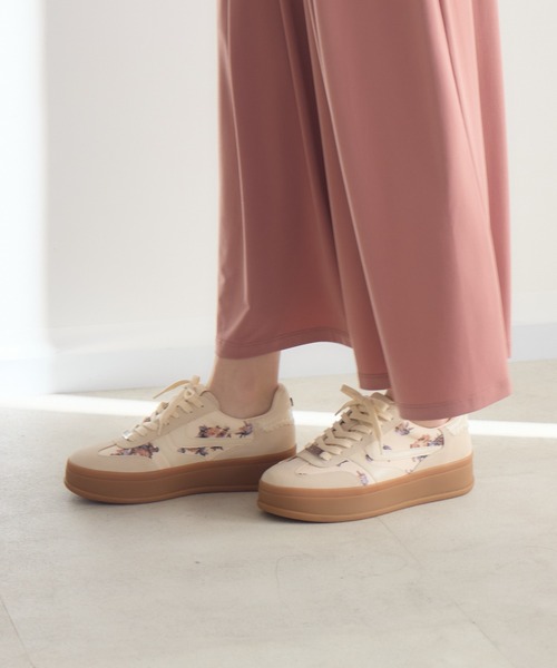STEVE MADDEN(スティーブマデン)の「STEVE MADDEN OFF-TRACK FLORAL MUL フラワーキャンバススニーカー(スニーカー・レディース・アイボリー・MEDIUM/LARGE/SMALL)」の17枚目の写真