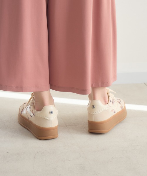 STEVE MADDEN(スティーブマデン)の「STEVE MADDEN OFF-TRACK FLORAL MUL フラワーキャンバススニーカー(スニーカー・レディース・アイボリー・MEDIUM/LARGE/SMALL)」の19枚目の写真