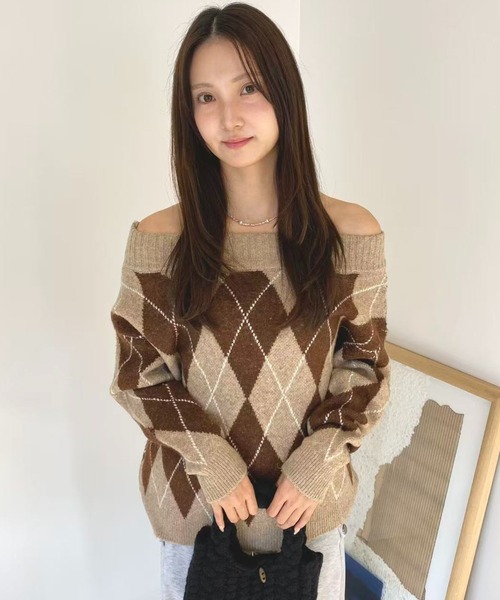 mebole(メボレ)の「ダイヤモンド柄オフショルニットセーター(ニット/セーター・レディース・ブルー/ブラウン・FREE)」の8枚目の写真