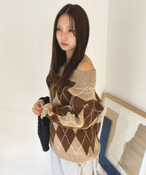 mebole(メボレ)の「ダイヤモンド柄オフショルニットセーター(ニット/セーター・レディース・ブルー/ブラウン・FREE)」の7枚目の写真