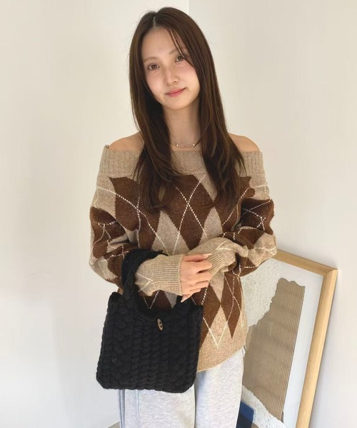 mebole(メボレ)の「ダイヤモンド柄オフショルニットセーター(ニット/セーター・レディース・ブルー/ブラウン・FREE)」の6枚目の写真