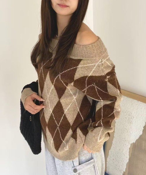 mebole(メボレ)の「ダイヤモンド柄オフショルニットセーター(ニット/セーター・レディース・ブルー/ブラウン・FREE)」の9枚目の写真