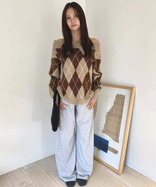 mebole(メボレ)の「ダイヤモンド柄オフショルニットセーター(ニット/セーター・レディース・ブルー/ブラウン・FREE)」の4枚目の写真