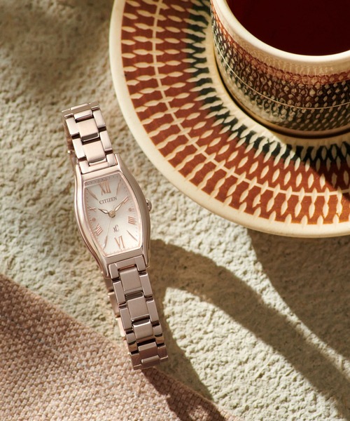 XC(クロスシー)の「xC クロスシー basic collection 光発電エコ・ドライブ サクラカラー EW5546-56X(アナログ腕時計・レディース・桜・FREE)」の2枚目の写真