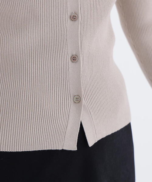 NATURAL BEAUTY BASIC(ナチュラルビューティーベーシック)の「◇【WEB限定カラー:オレンジ】襟付Vネックリブニット(カーディガン/ボレロ・レディース・チャコールグレー/オフホワイト/ベージュ/オレンジ/ピンク・FREE)」の7枚目の写真