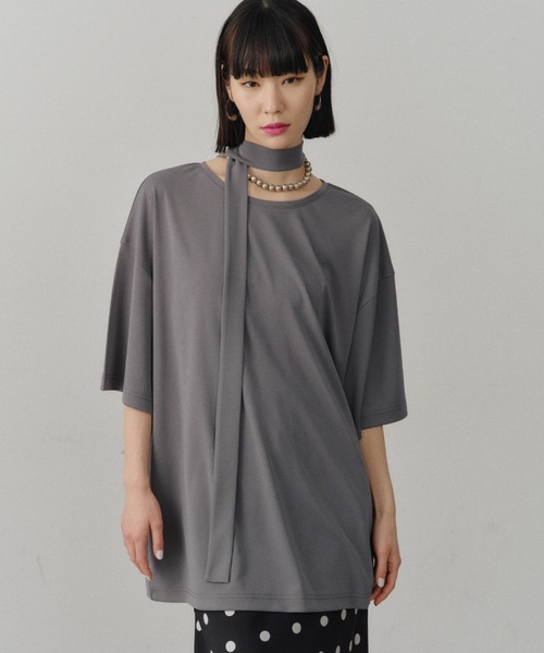 yae(ヤエ)の「Bowtie T-blouse / ボウタイ付きT-ブラウス(シャツ/ブラウス・レディース・レッド/ブラック/グレー・FREE)」の4枚目の写真