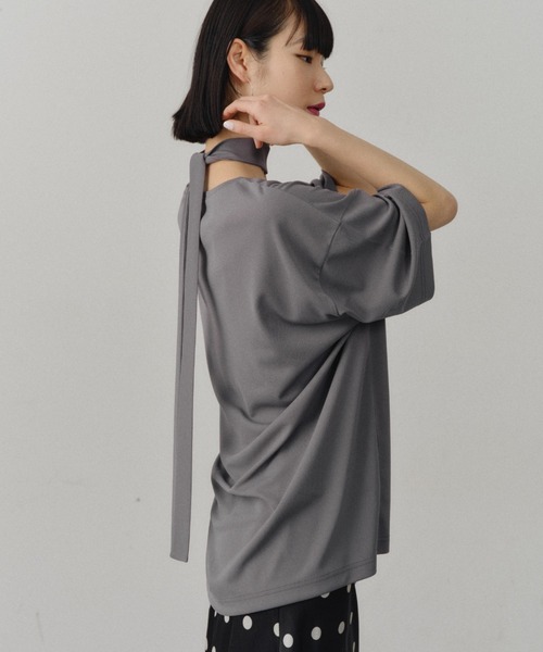 yae(ヤエ)の「Bowtie T-blouse / ボウタイ付きT-ブラウス(シャツ/ブラウス・レディース・レッド/ブラック/グレー・FREE)」の5枚目の写真