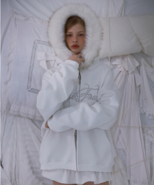 ROSEFRANTZ（ロゼフランツ）の「Fur Overfit Lettering Hood Zip-up [Ivory]（パーカー・レディース・アイボリー・OS）」の2枚目の写真